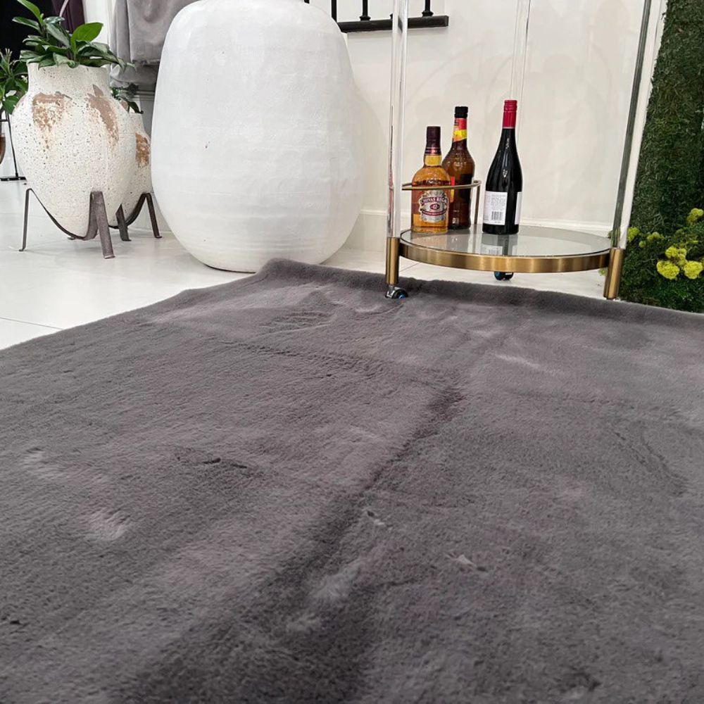 Luxe Collection, Raven Gray Chinchilla Faux Fur Plush Area Rug, 7x10 ft