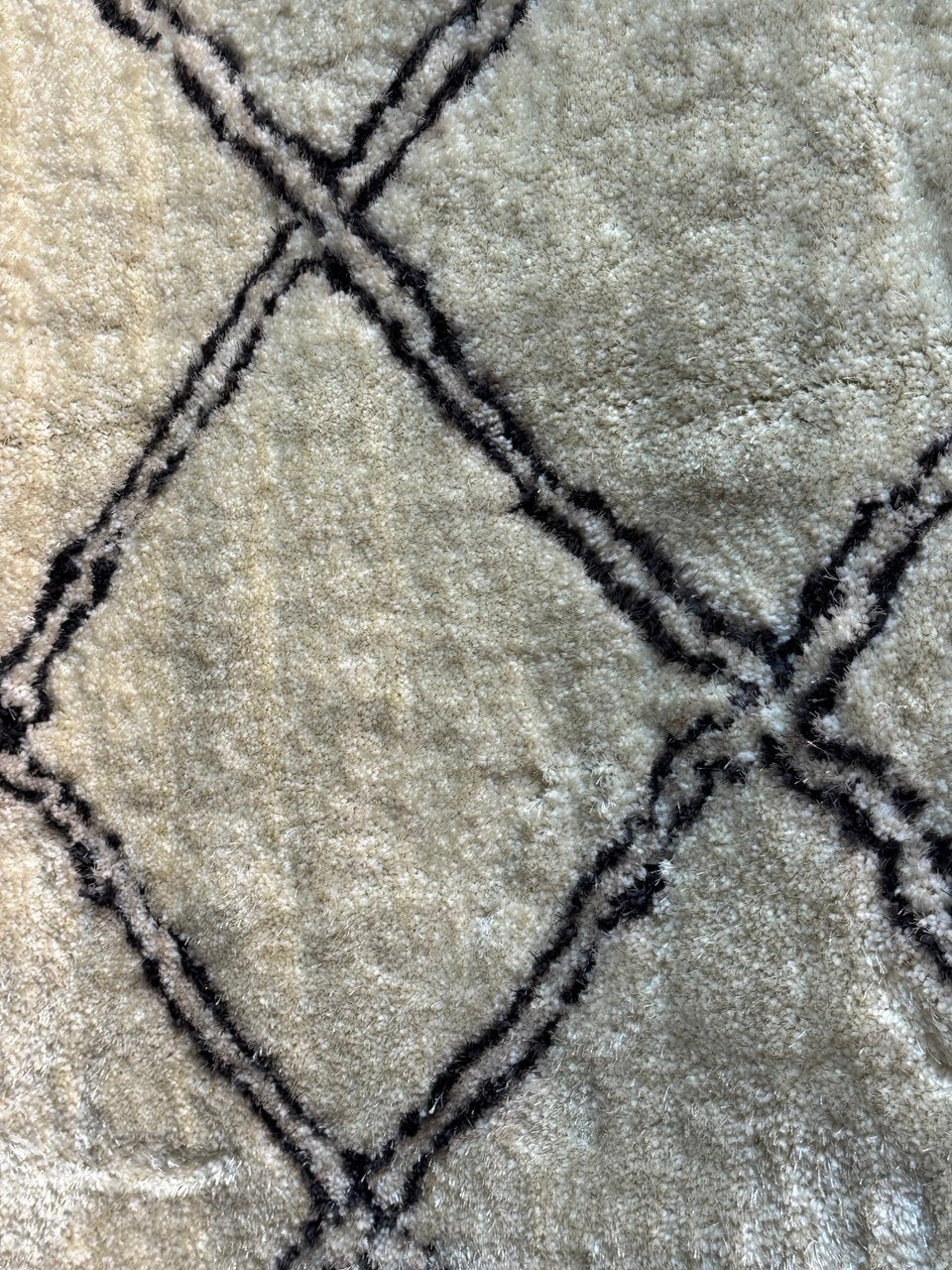LA Rug Linens 6x9 Feet Modern Trellis Design Black White